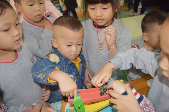 小小的手儿，，，，，，，，大大的爱 ——少年宫小宝宝到公明二幼观摩体验啦