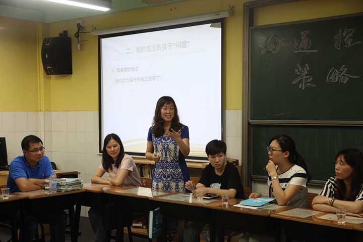 争当这样的家长：为孩子做表率，，，，，，，，与学校共育才——深圳市龙华中英文实验学校初中部家长会圆满召开