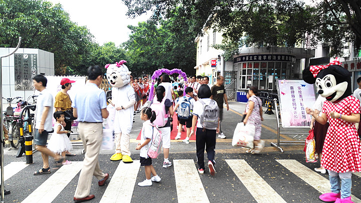 喜迎新老同学返校，，，，，乐绘美好教育蓝图,开学欢迎礼别具特色