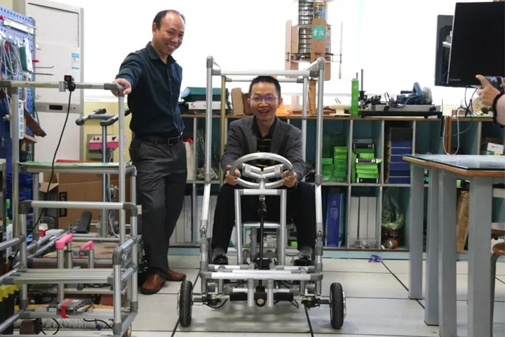 创客教育送课进校，，，，，，，参与师生共同提高——龙华区古兴东学科带头人工作室创客教育研究活动在我校进行