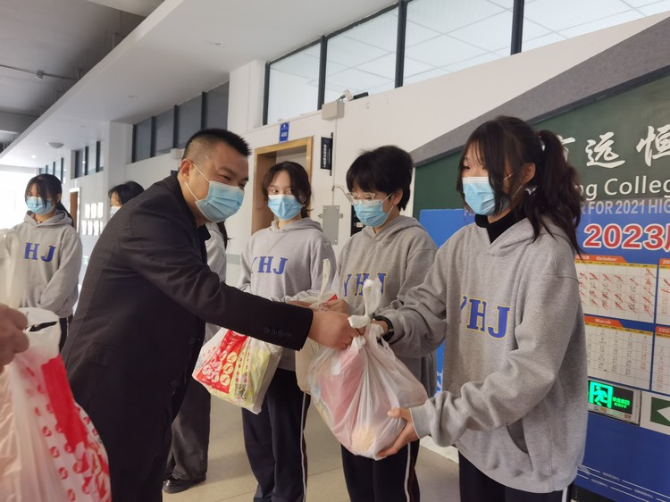 心系留校学生，，，，，情暖长寿湖畔——区教委领导慰问我校疫情期间周末留校学生