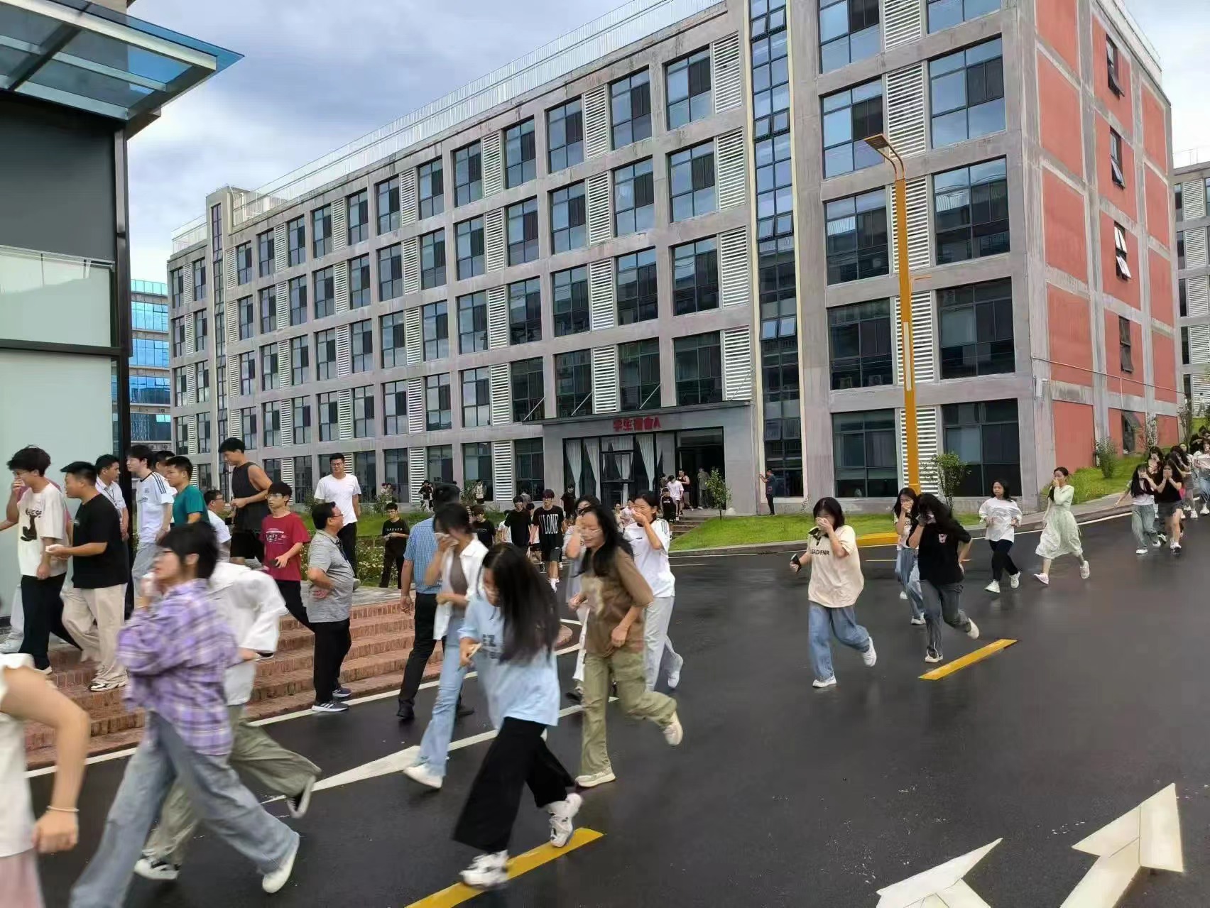 消防应急始于心，，，，，，，，安全防范践于行 || 我校成功举办秋季消防逃生演练